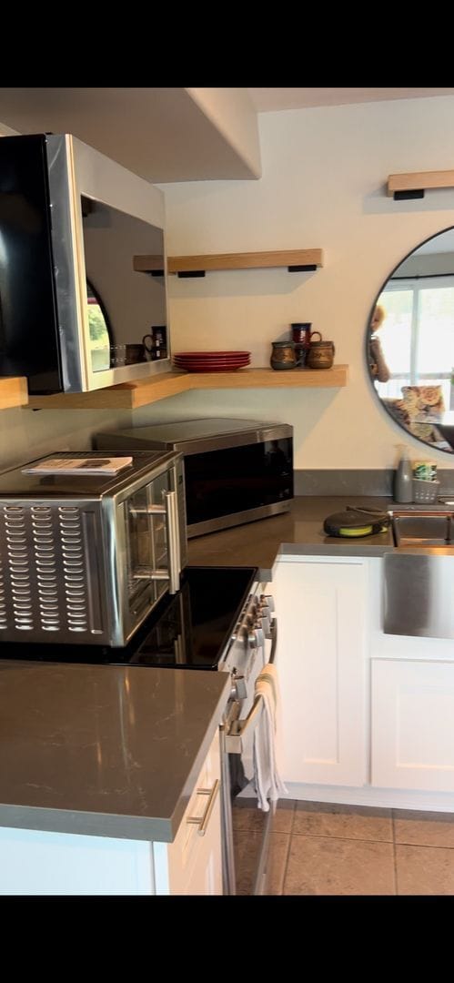 Photo - Studio Apartment , Fully Furnished  , Lake Access, No Washer and Dryer . Four Floors Down walk wa...