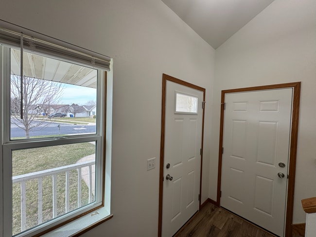 Foyer - 648 S Burr Oak Ave