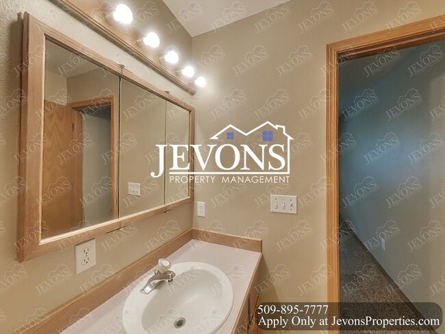 Photo - Make this your new home 3 Bedrooms, 2 Bathrooms Duplex in Selah Unit 511