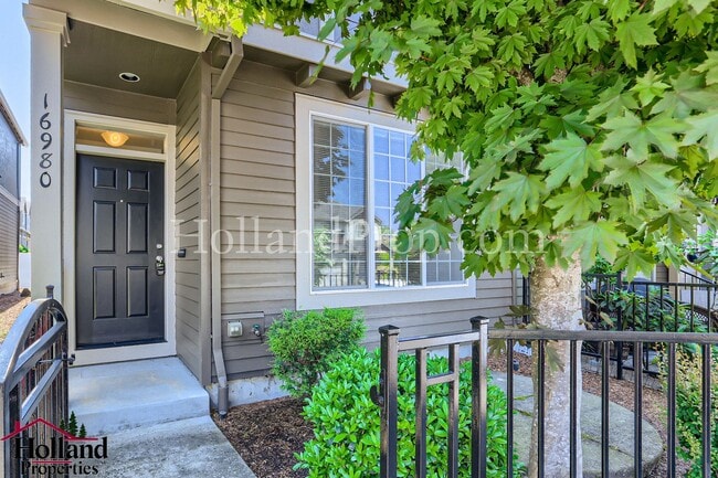 Building Photo - Spacious 3-Bedroom Home with High Ceilings...