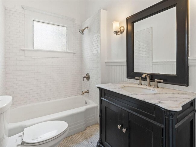 Photo - 487 Boulevard SE