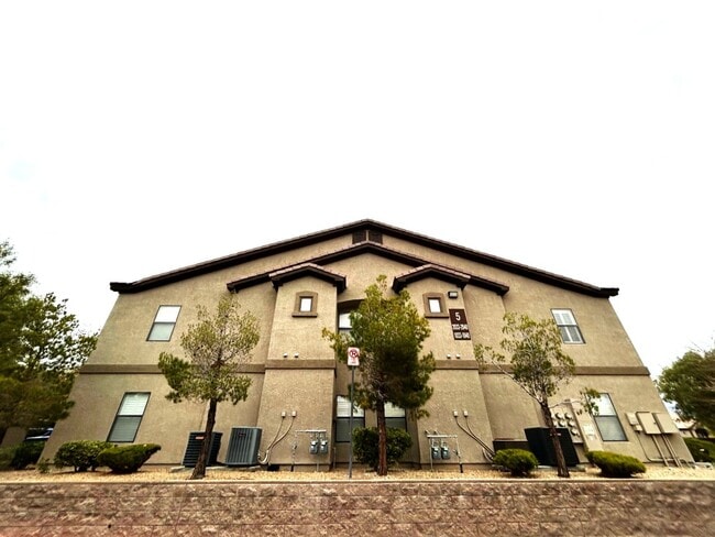 Building Photo - NORTHWEST 2 BEDROOM, 2 BATHROOM CONDO, ALL APPLIANCES INCLUDED!