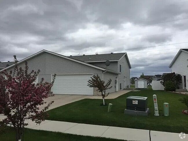 Building Photo - 3 BEDROOM OSGOOD TWIN HOME - PETS WELCOME