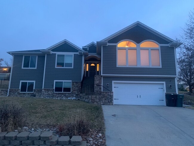 5 Bedroom 3 Bathroom Home In Briarwood - 5 Bedroom 3 Bathroom Home In Briarwood
