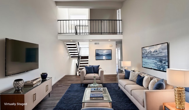 Building Photo - <<< Mid Term rental, pool, new kitchen, at...