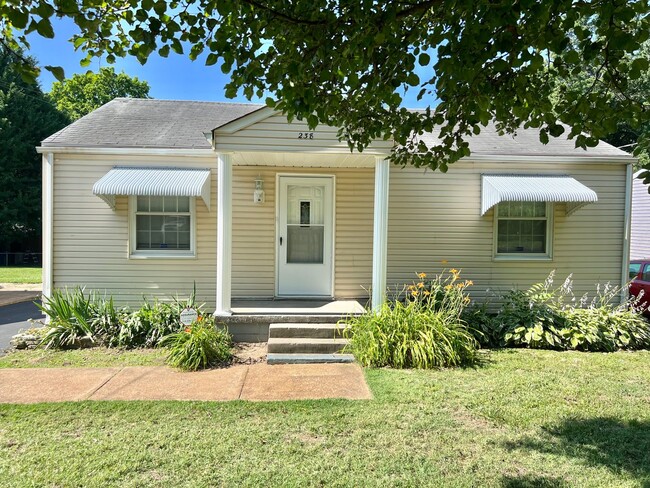Beautifully Updated 2+ Bedroom Home with P... - Beautifully Updated 2+ Bedroom Home with P...