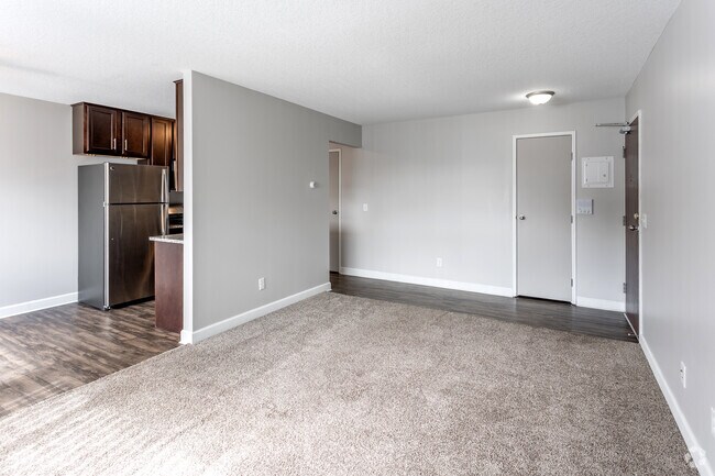 1BR, 1BA - 670SF - Living Room