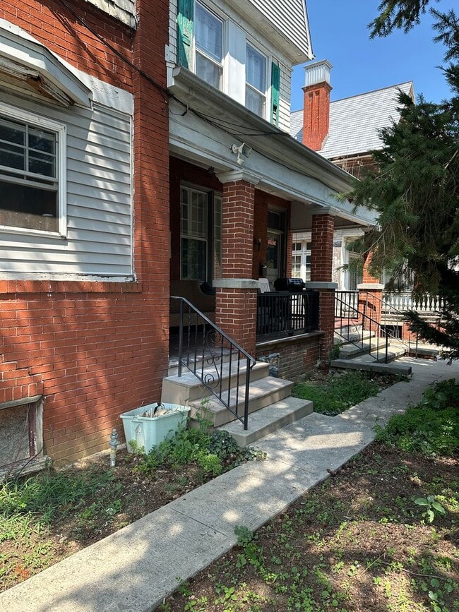 Building Photo - 905 E King St Unit D