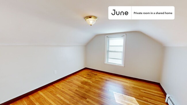 Building Photo - Private bedroom in 4 bed/2 bath Home