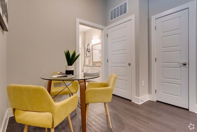 1BR, 1BA - 790SF