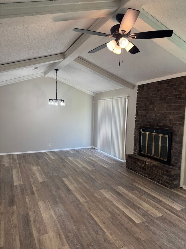 Building Photo - Stunning 3 Bed 2 Bath duplex