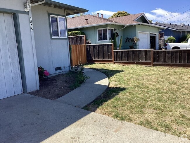 Building Photo - Live Oak Rental