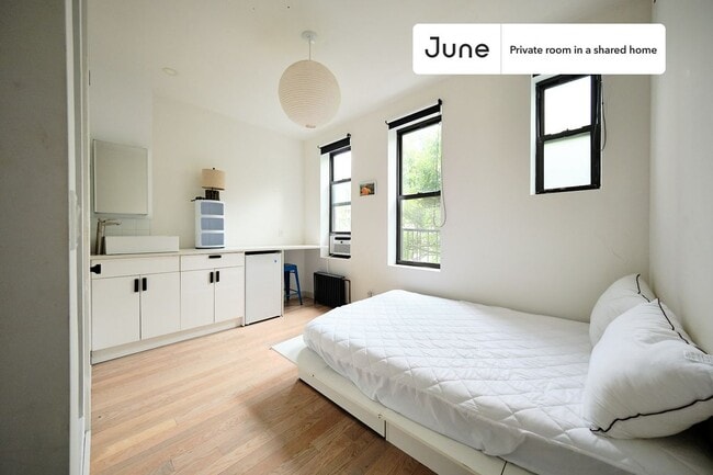 Building Photo - Private bedroom in 3 bed/3 bath Home