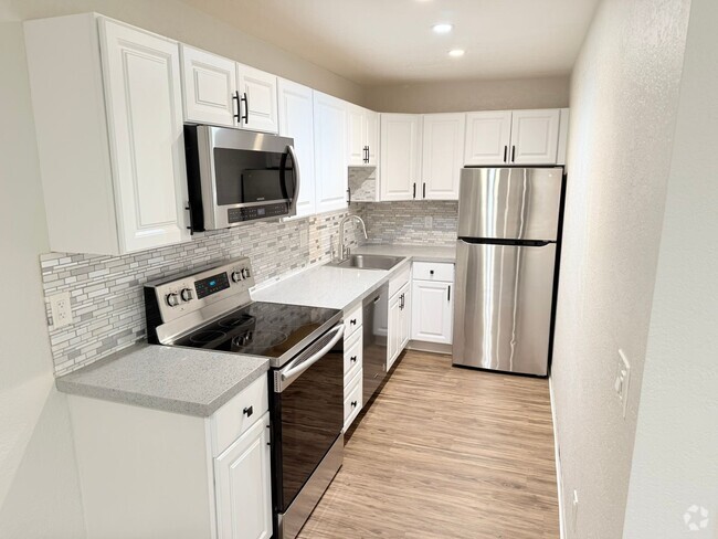 Building Photo - Stylishly 1-Bedroom Condo in Palm Springs ... Unit J100