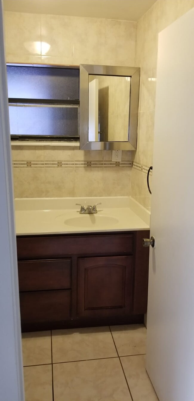 master bath - 915 W Portage St