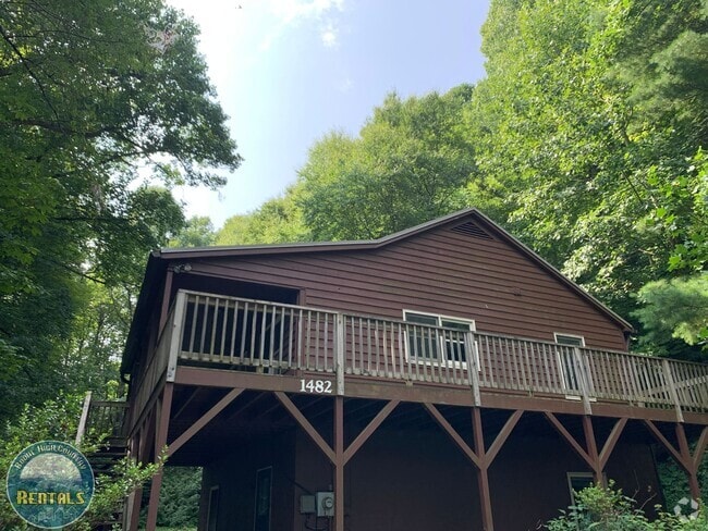 Building Photo - Beautiful Home Right off the 105 Bypass!