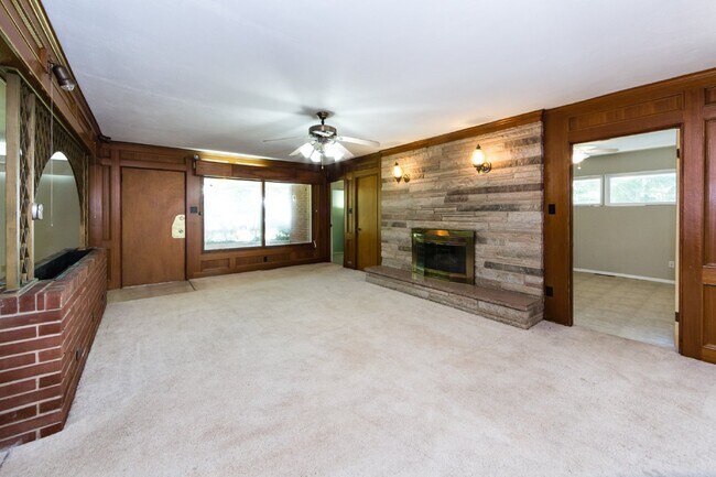"Charming 3-Bedroom Oasis with 2 Full Baths – Spacious 2,295 Sq Ft Home in Charlotte's Heart!"
