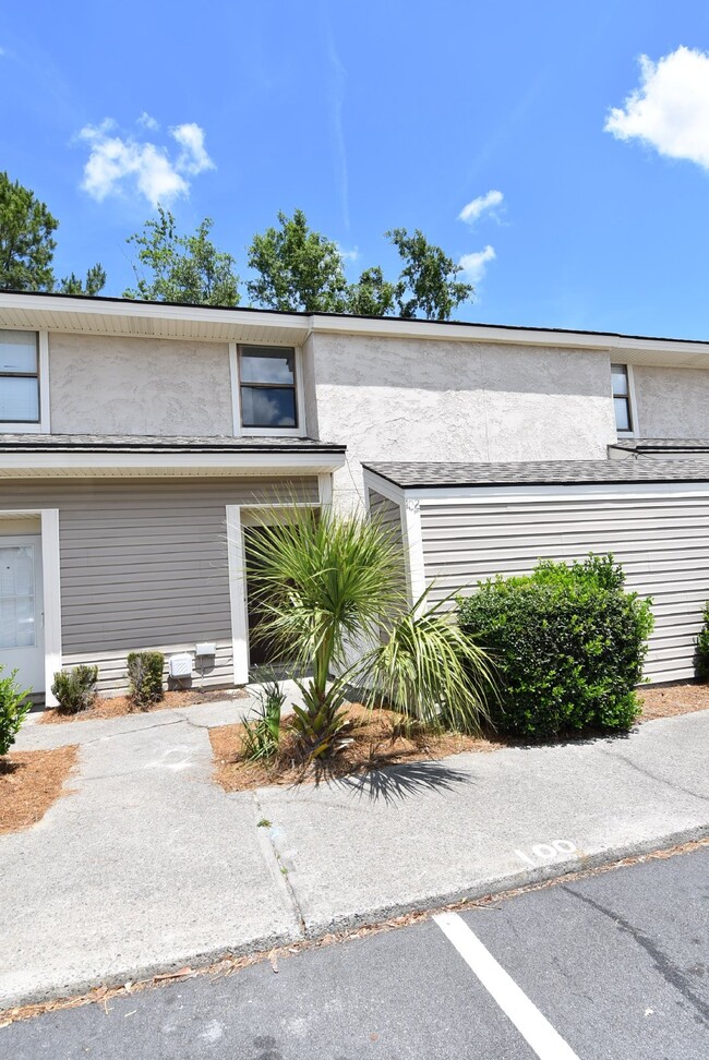 Building Photo - Apartment For Rent Unit 102