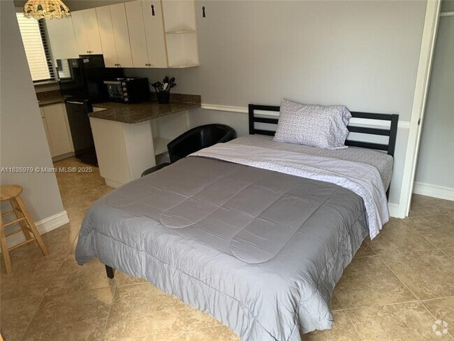 Building Photo - 2021 SW 38th Ave Unit A Rental