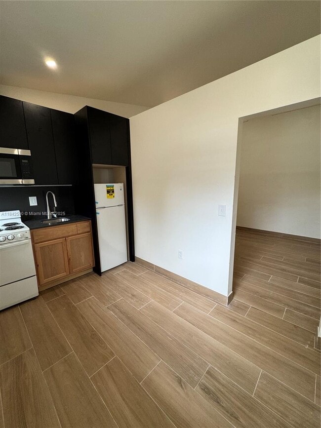 Building Photo - 901 SW 5th Ave Unit 2 Rental