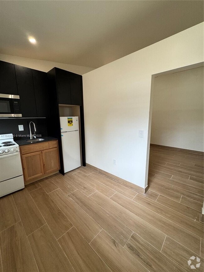 Building Photo - 901 SW 5th Ave Unit 2 Rental