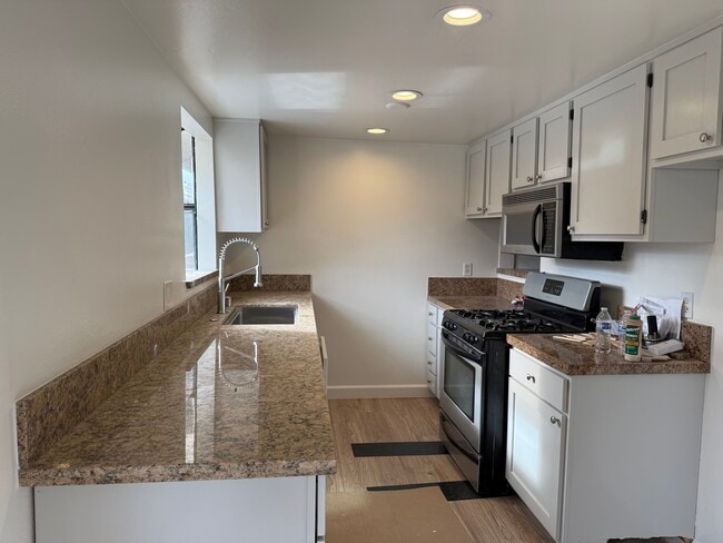 Building Photo - 10330 Riverside Dr Unit B