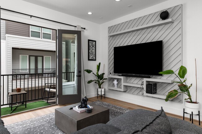 Building Photo - 3030 Live Oak St