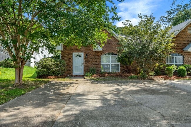 Building Photo - NE Tallahassee Townhome with Community Pool