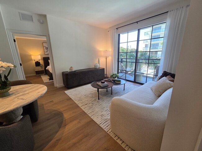 Building Photo - 1550 NE 124th St Unit A5