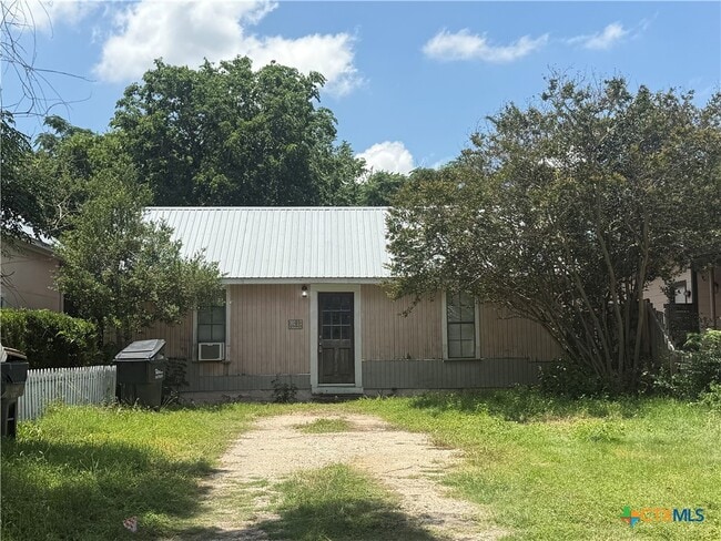 Building Photo - 302 1/2 S Burleson St