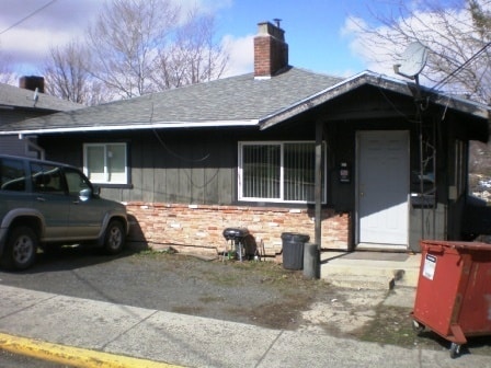 Photo - 725 NE Maple St Apartments Unit 1