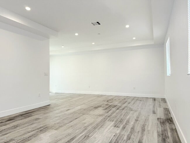 Photo - 827 E 74th St