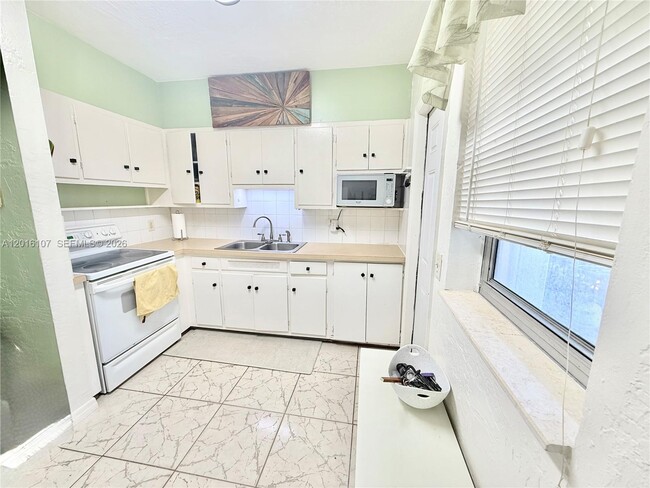 Building Photo - 825 S 20th Ave Unit A