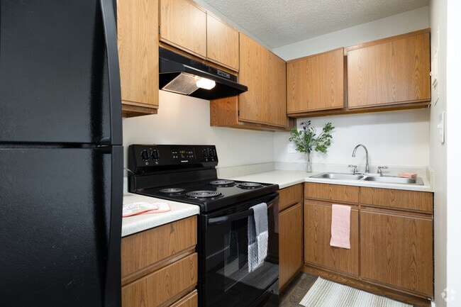 2BR, 1BA - 760SF - Kitchen - Airlan Arms