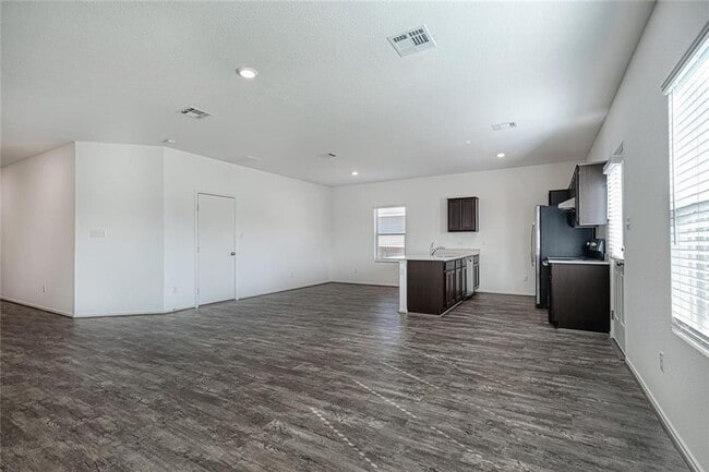 Photo - 772 Circle Wy