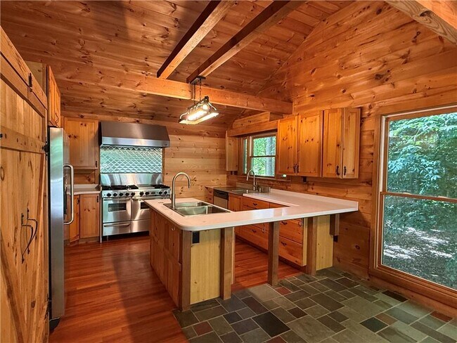 2405 Mountain Rd