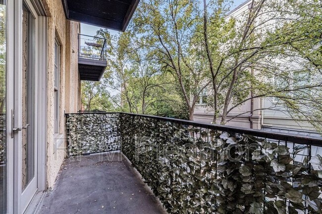 Photo - 925 Garrett St Unit 216