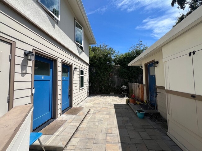 Building Photo - 2025 Avy Ave Unit A