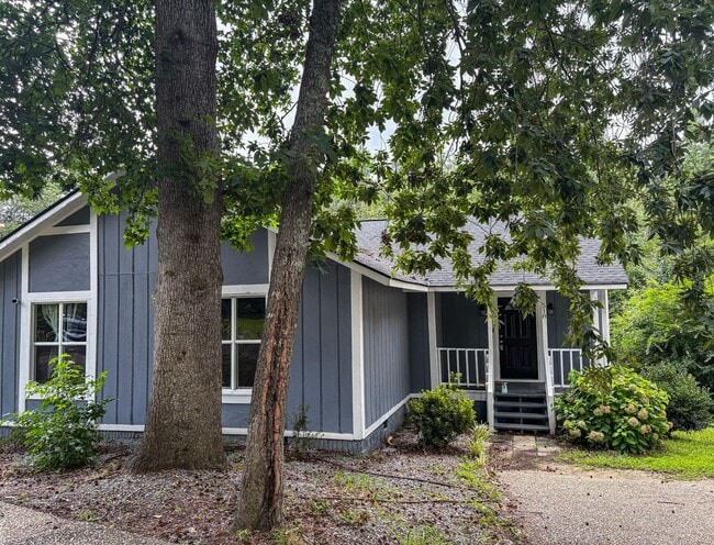 3 Bedroom 2 Bathroom Home with Large Deck-... - 3 Bedroom 2 Bathroom Home with Large Deck-...