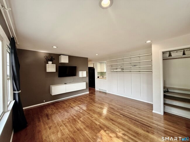 220 Foxon Hill Rd