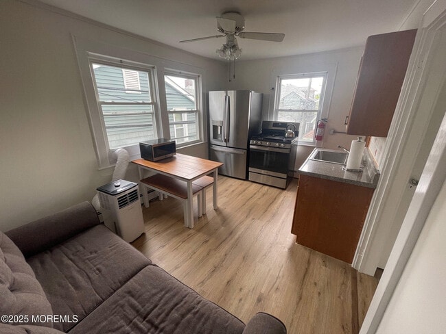 Photo - 1002 A St