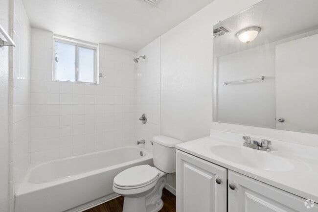 2BR, 1BA - 725SF - Bathroom