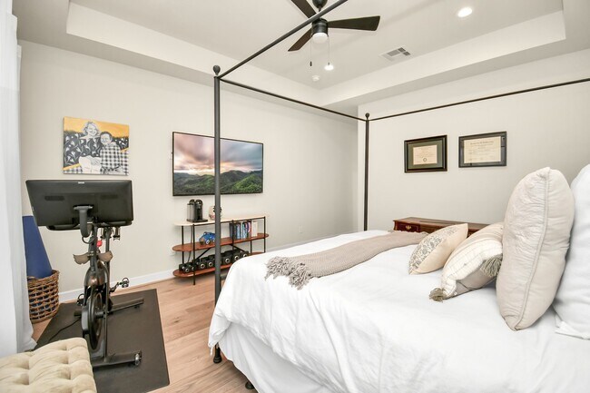 Building Photo - 114 N Everton St