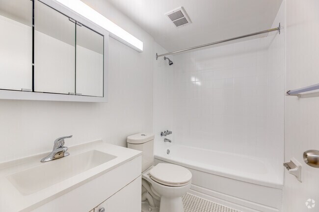2BR, 1BA - 937 SF - Bathroom