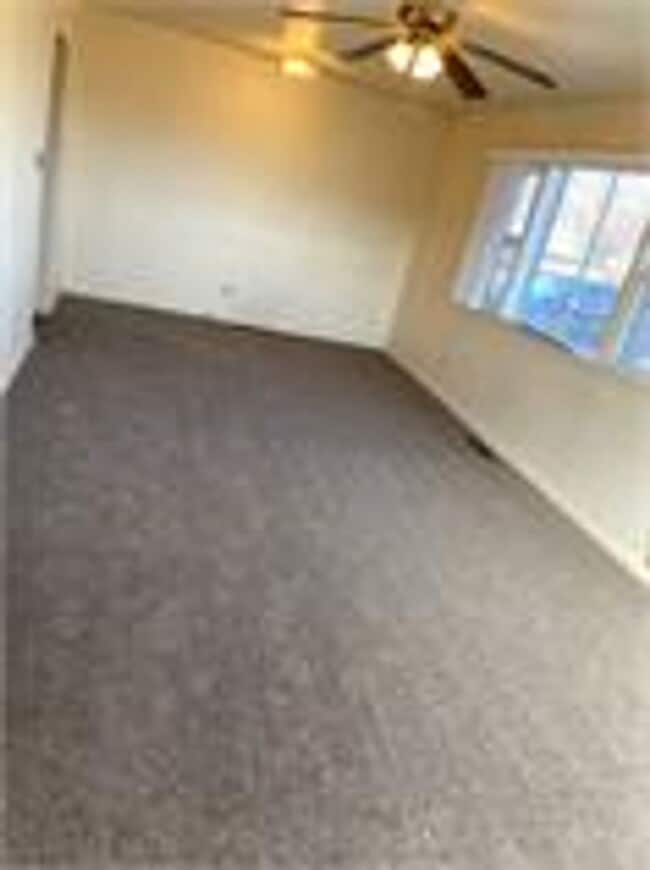 Building Photo - 2 bedroom, 1 bath near downtown Rental