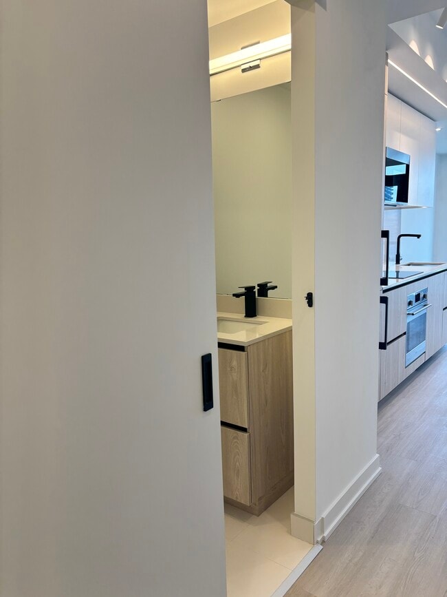 Photo - 699 Sheppard Av E