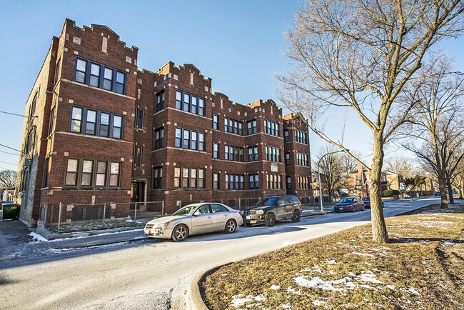 Exterior - 1717 W 77th St Apartments