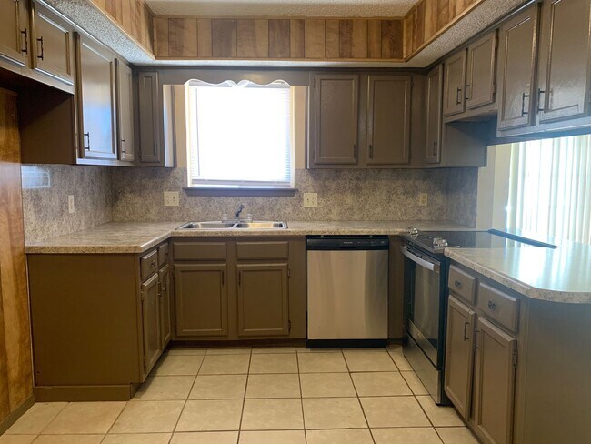 Spacious 3 Bedroom Duplex - Spacious 3 Bedroom Duplex House