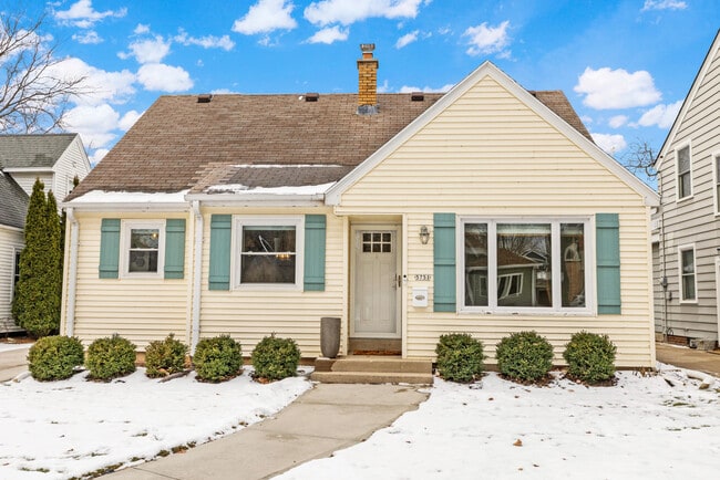 Photo - 5751 N Shoreland Ave