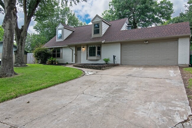 Building Photo - 2410 Valley Dr